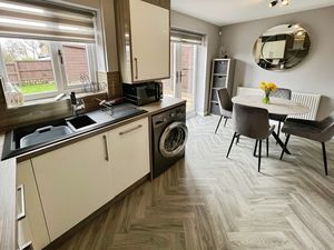 Kitchen Dining- click for photo gallery